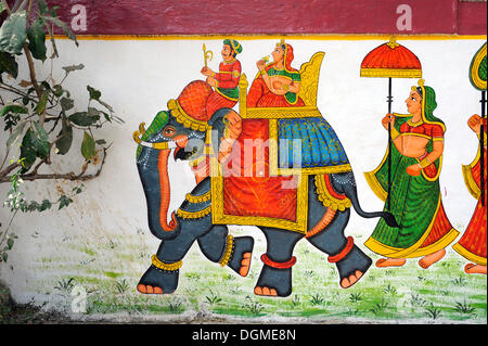 Murale, elefante decorato con pilota e lettiere, Udaipur, Rajasthan, Nord India, India, Asia del Sud, Asia Foto Stock