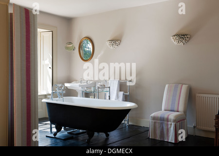 Rolltop vasca da bagno e lavello in vecchio stile country bagno Foto stock  - Alamy
