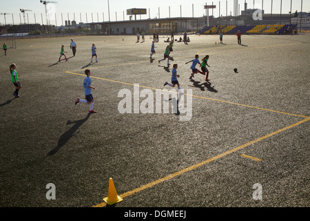 Berlino, Germania, ragazza a giocare il gioco del calcio sul tetto di un mercato di grandi dimensioni Foto Stock