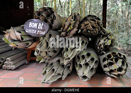 American bombe a grappolo dalla guerra del Vietnam in open-air War museum di Cu Chi, Sud Vietnam, Vietnam, Asia sud-orientale, Asia Foto Stock