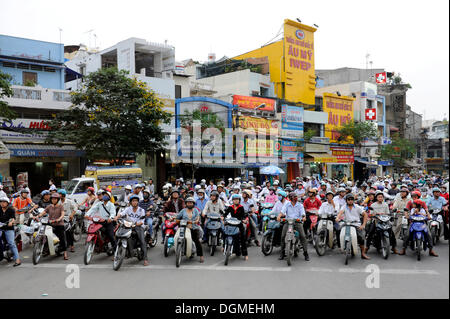 I piloti del ciclomotore, Ho Chi Minh City, a Saigon, Vietnam del Sud, Vietnam, Asia sud-orientale, Asia Foto Stock