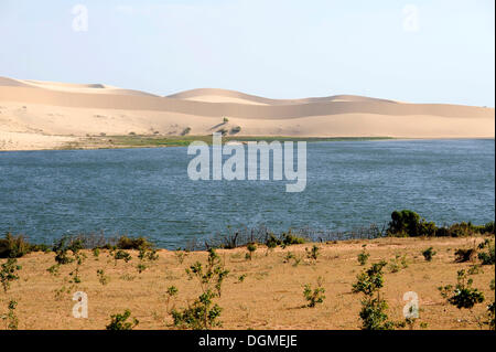 Il lago bianco, Lotus Lake, e le dune di sabbia bianca, Bau Trang, vicino a Mui Ne, Vietnam del sud, sud-est asiatico Foto Stock