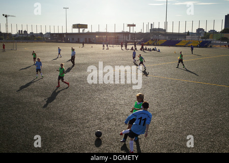 Berlino, Germania, ragazza a giocare il gioco del calcio sul tetto di un mercato di grandi dimensioni Foto Stock