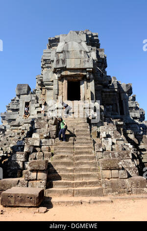 I turisti su una torre, Prasat, tempio di Ta Keo, Angkor, Sito Patrimonio Mondiale dell'UNESCO, Siem Reap, Cambogia, Asia sud-orientale, Asia Foto Stock