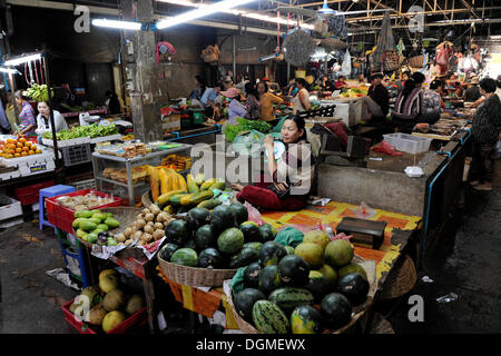 Scena di mercato, il Mercato Vecchio, Psar Chas, Siem Reap, Cambogia, Asia sud-orientale, Asia Foto Stock