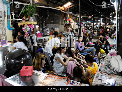 Parrucchiere, manicure, scena del mercato, il Mercato Vecchio, Psar Chas, Siem Reap, Cambogia, Asia sud-orientale, Asia Foto Stock