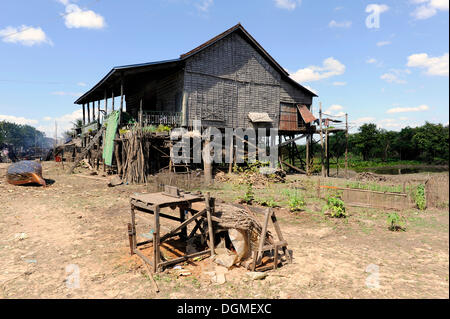 Stilt house e di un banco di lavoro nel villaggio di Kampong Khleang, Kompong Kleang sul lago Tonle Sap, Siem Reap, Cambogia Foto Stock