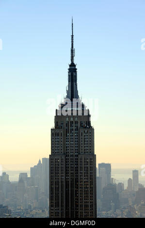 Vista dal Rockefeller Center sud sull'Empire State Building, Manhattan, New York, New York, Stati Uniti d'America Foto Stock