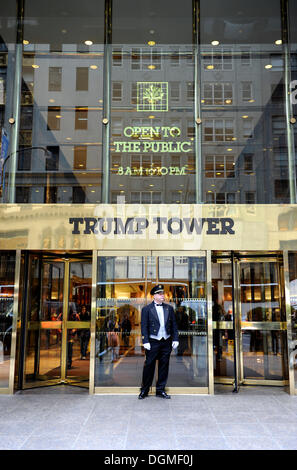 Il portiere in piedi di fronte al Trump Tower, Manhattan, New York, New York, Stati Uniti d'America, USA, America del Nord Foto Stock