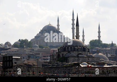 Sueleymaniye Camii o moschea Sueleymaniye e Rustem Pasa Camii o Rustem Pasha moschea in primo piano, Istanbul, Turchia Foto Stock