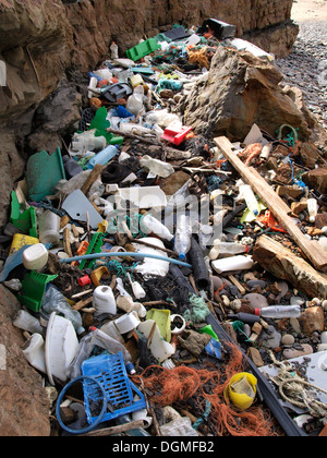 Plastica e flotsam jetsam lavato fino su una spiaggia della Cornovaglia, Bude, Cornwall, Regno Unito Foto Stock