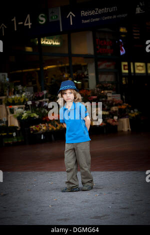 Il ragazzo, 4, indossando un cappello, cercando insoddisfatto Foto Stock