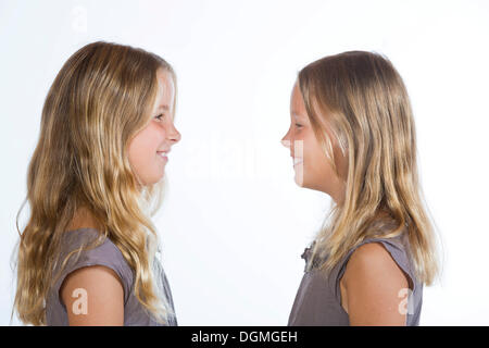 Due gemelle, 9, di profilo Foto Stock