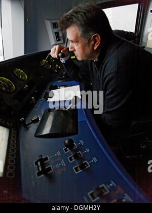 Wolfgang Weckerle, un treno conducente alla guida di un double-decker 146 locomotiva di serie su un treno regionale espresso dalla Deutsche Foto Stock