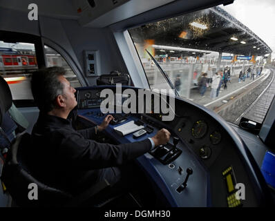 Wolfgang Weckerle, un treno conducente alla guida di un double-decker 146 locomotiva di serie su un treno regionale espresso dalla Deutsche Foto Stock