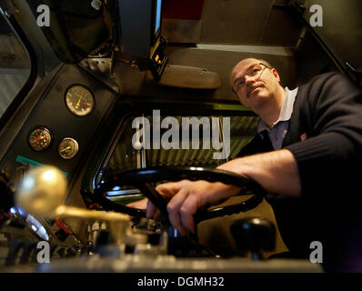 Peter Deissler, un macchinista alla guida di una 218 serie locomotiva diesel dal 1972 su un treno regionale espresso dalla Deutsche Foto Stock