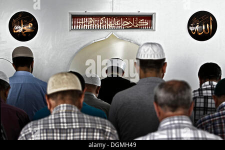 Uomini musulmani durante la preghiera in direzione della Mecca, Ditip moschea, Schwaebisch Gmuend, Baden-Wuerttemberg Foto Stock