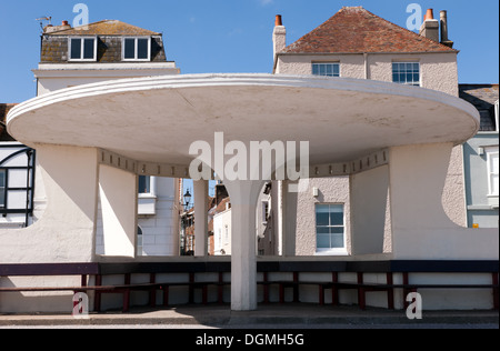 Un insolito lungomare concrete shelter, risalenti agli anni cinquanta, ricorda l'età di Art Deco Foto Stock