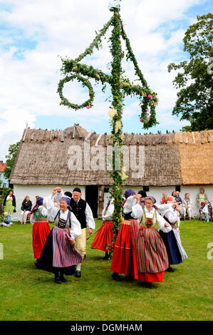 Danza attorno maypole, tipica festa di mezza estate in Svezia, Tomelilla, Skåne, Svezia, Europa Foto Stock