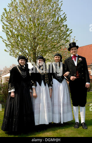 Persone vestite in costume nazionale a Jork, Altes Land regione Foto Stock