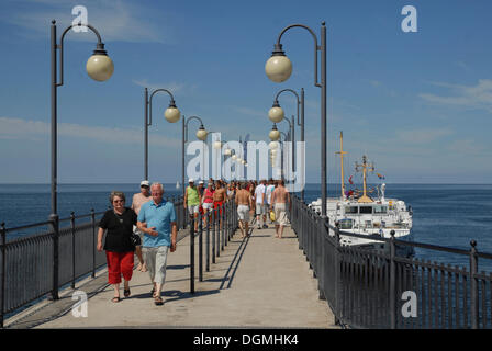 La gente sul pontile, Miedzyzdroje, Polonia, Europa Foto Stock