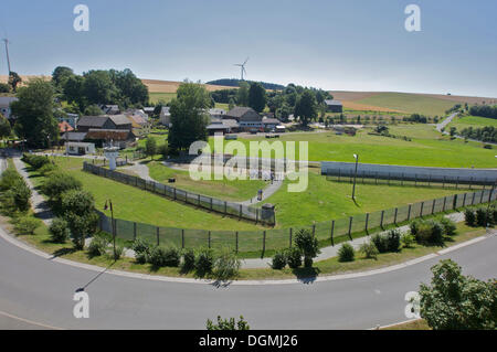 Confine della ex RDT, vista da una torre di guardia in precedenza città divisa moedlareuth, tedesco-museo tedesco moedlareuth Foto Stock