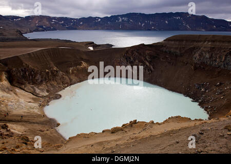 Viti cratere nella caldera del vulcano Askja, Oeskjuvatn sul retro, Islanda, Europa Foto Stock