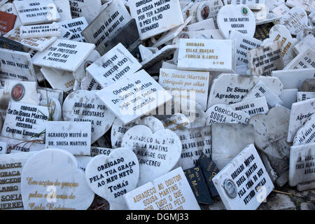 Lastre di pietra con ringraziamento riconoscimenti a il monumento al dottor Sousa Martins nel campo dos Mártires da Pátria, Lisbona Foto Stock