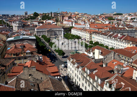 Vista dall'Elevador de Santa Justa, Elevador de Santa Justa, la Piazza Rossio e Praça de Dom Pedro IV, Teatro Nazionale Foto Stock