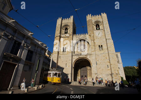 Il giallo il tram di fronte alla Cattedrale Sé o Catedral Sé patriarcale, Lisbona, Portogallo, Europa Foto Stock