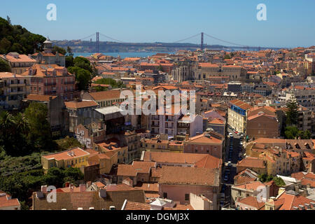 Vista attraverso il Chiado e il Bairro Alto, ponte 25 de abril, ponte che attraversa il fiume Tago sul retro, Lisbona, Portogallo, Europa Foto Stock