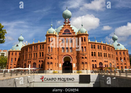 Praça, Praça de Touros do Campo Pequeno Arena, ingresso alla metropolitana, dalla metropolitana di Campo Pequeno, Lisbona, Portogallo, Europa Foto Stock