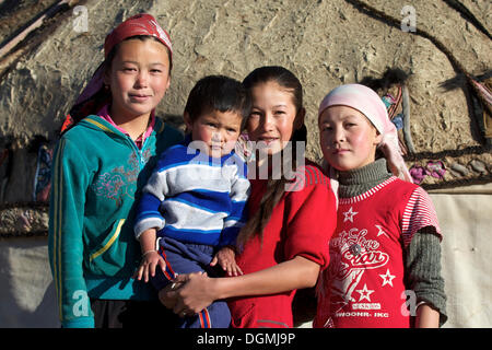 Kirghiz tre ragazze e un ragazzo di fronte ad una yurt in murghab, murgab, regione del Pamir, in Tagikistan, in Asia Centrale, Asia Foto Stock