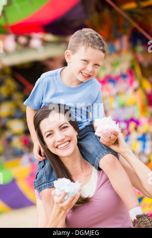 Stati Uniti d'America, Utah, Salt Lake City, Felice madre con figlio (4-5) nel parco dei divertimenti di mangiare la caramella di cotone Foto Stock