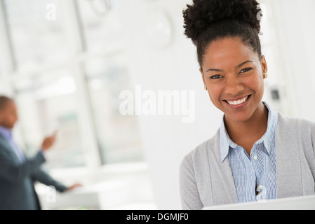 La gente di affari. Una giovane donna sorridente. Foto Stock