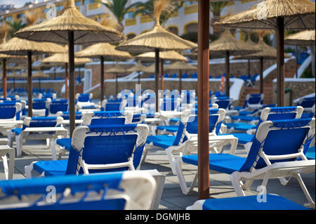 Vuoto sedie a sdraio in piscina Son Bou, Menorca, isole Baleari, Spagna, Europa Foto Stock