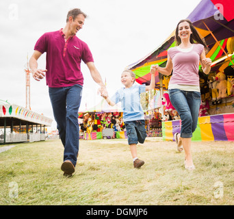 Stati Uniti d'America, Utah, Salt Lake City, famiglia felice e figlio (4-5) nel parco di divertimenti Foto Stock