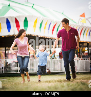 Stati Uniti d'America, Utah, Salt Lake City, famiglia felice e figlio (4-5) nel parco di divertimenti Foto Stock