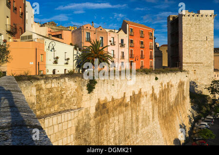 Luce della sera a Torre del Elefante nel quartiere di Castello di Casteddu, Cagliari, Sardegna, Italia, Europa Foto Stock