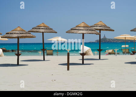 Ombrelloni sulla spiaggia, Porto Giunco, Sardegna, Italia, Europa Foto Stock