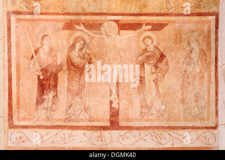 Affresco di Gesù crocifisso con Maria, romanico-gotica Chiesa abbaziale di San Martino e di San Severo, Muenstermaifeld Foto Stock