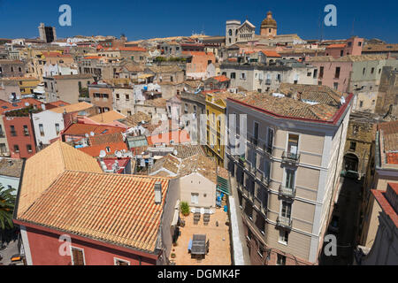 Vista del quartiere di Castello con la Cattedrale di Santa Maria di Castellodes come visto dalla Torre del Elefante torre, Casteddu Foto Stock