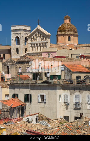 Vista del quartiere di Castello con la Cattedrale di Santa Maria di Castellodes come visto dalla Torre del Elefante torre, Casteddu Foto Stock