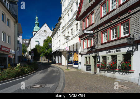 Il Loehrstrasse street con il barocco, Cattolica Marienkirche chiesa dedicata nel 1725, Siegen, Siegen-Wittgenstein Foto Stock