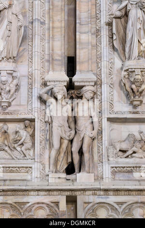 Sculture di marmo della facciata ovest di Milano Duomo di Santa Maria Nascente, Piazza del Duomo, Milano, Lombardia, Italia Foto Stock