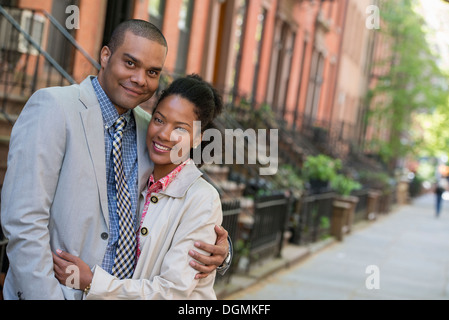 Un paio di piedi fianco a fianco su una strada della citta'. Foto Stock