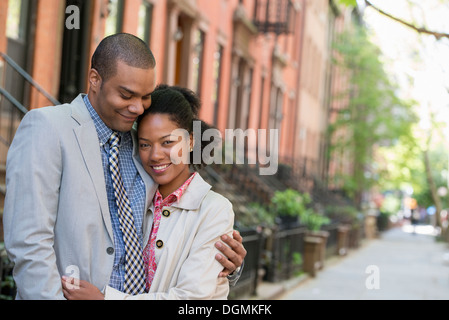 Un paio di piedi fianco a fianco su una strada della citta'. Foto Stock