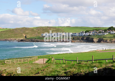 North Cornwall - Hayle Bay - vista di nuove Polzeath -dalla scogliera percorso - marea - le onde che si infrangono - la luce del sole Foto Stock