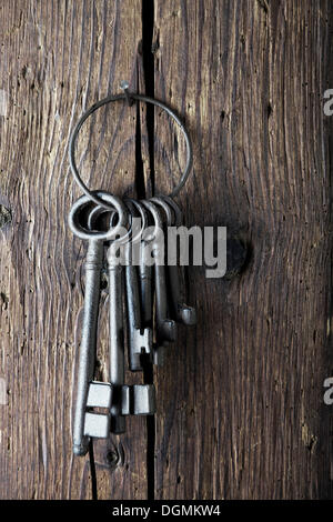 Vecchio mazzo di chiavi appeso a una parete in legno, Germania Foto Stock