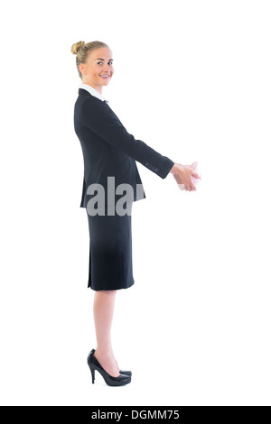 Chic giovane imprenditrice tenendo un salvadanaio Foto Stock